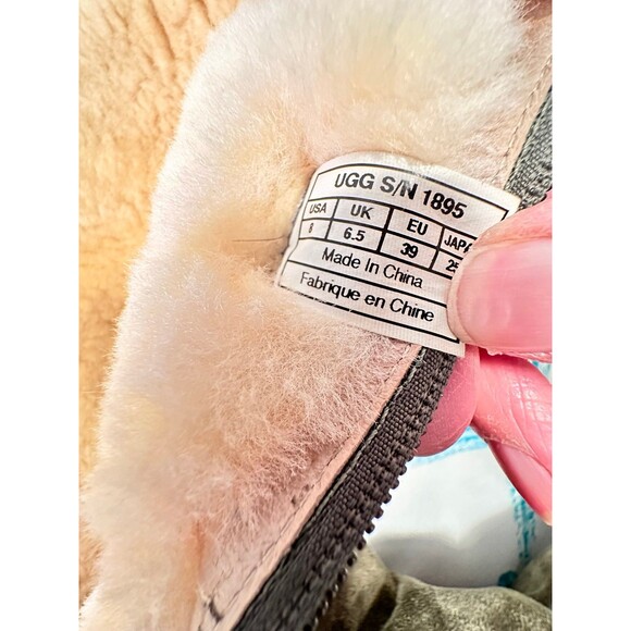 UGG Boots Size 8 - Picture 7 of 12